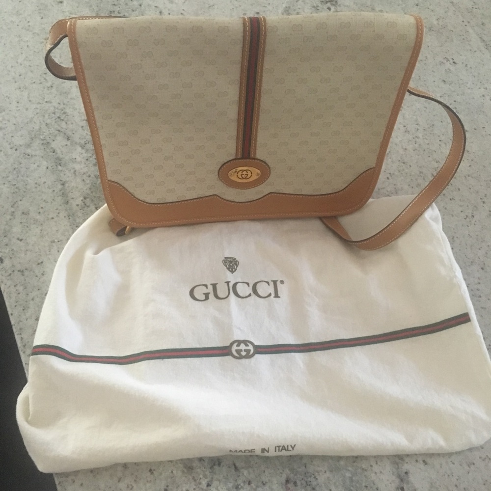 *SOLD* Vintage Gucci Crossbody Bag - Picture 3 of 8